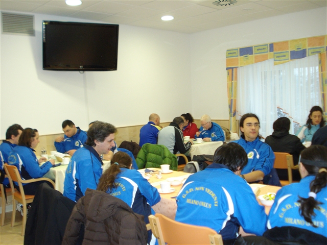 Il gruppo di giocatori siede seduto, e QUASI silenzioso, in attesa della colazione.
